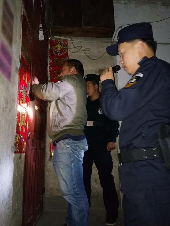 白层镇粗心妈妈误将幼女锁家中 
