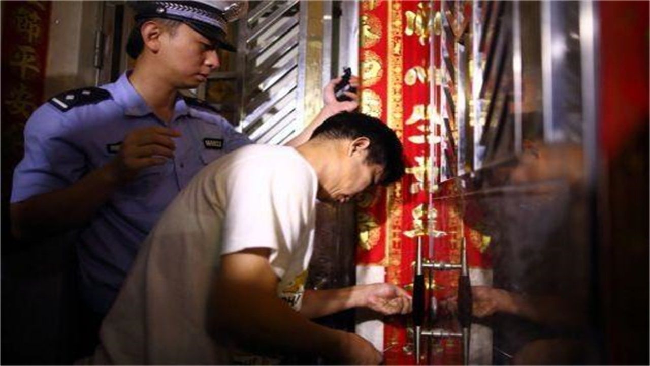 白层镇请开锁师傅开了锁后，师傅